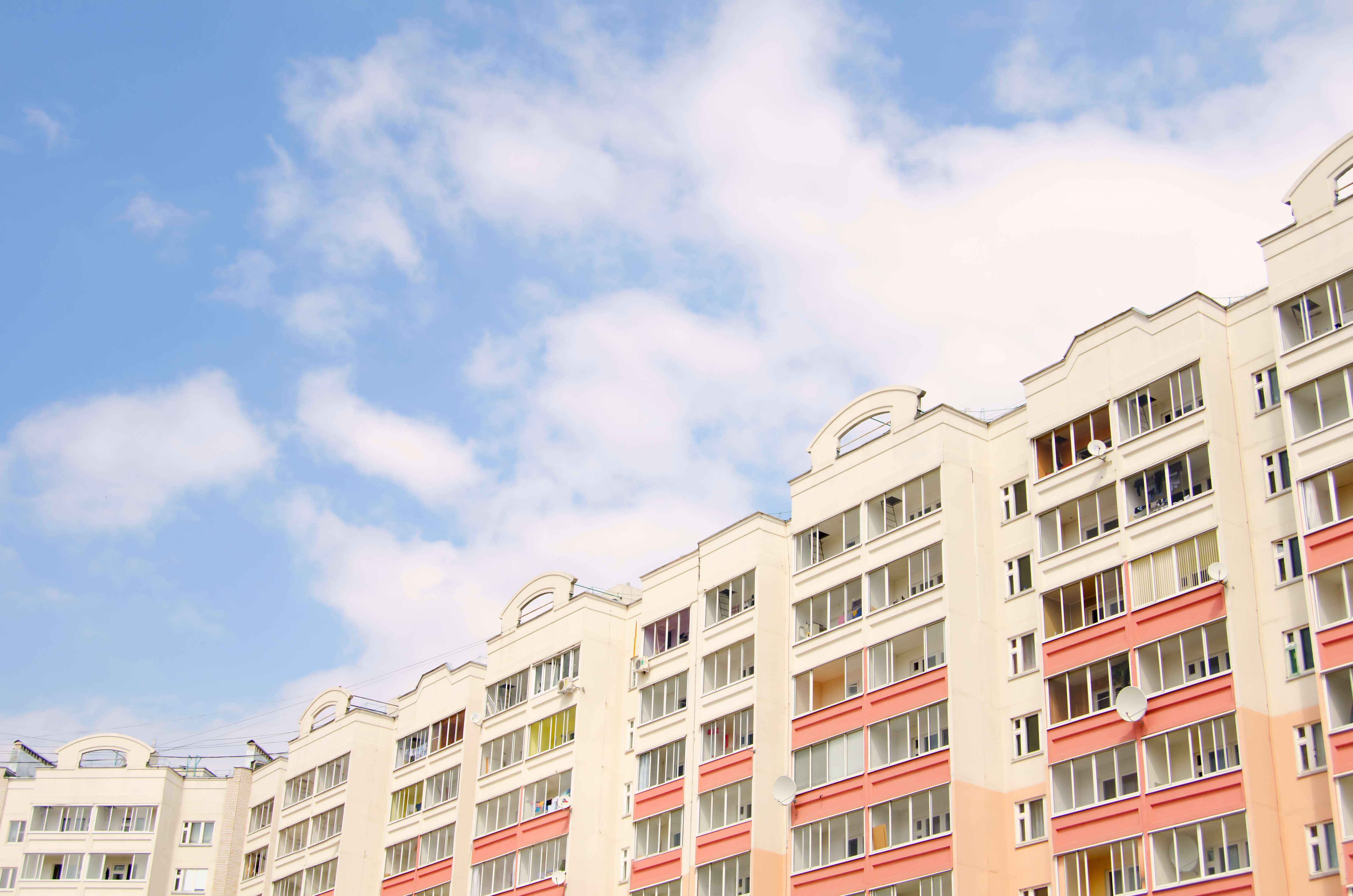Jakie są różnice między spółdzielnią mieszkaniową a wspólnotą mieszkaniową?